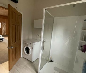 SPACIOUS ONE BEDROOM UNIT - Single person occupancy preferred - Photo 5
