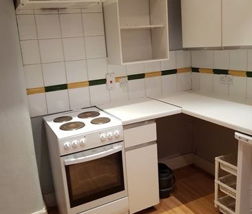 Studio Flat, Bedford Hill, SW12 - Photo 3