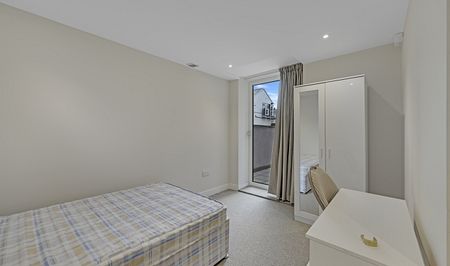 Stylish 2-Bedroom, 2-Bathroom City Centre Apartment Close to Hallam University - Photo 3