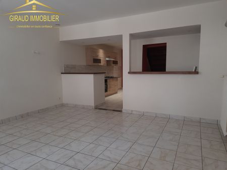 Location Maison 3 pièces 81m² CHARLIEU 42190 - Photo 2