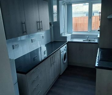 4 bedroom semi-detached house to rent - Photo 6