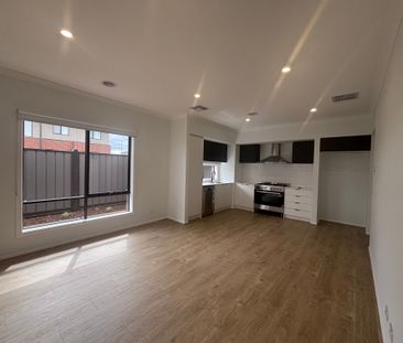 A Perfect Blend of Space, Style, and Comfort - Photo 2