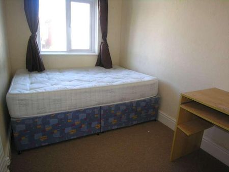 Bedroom House In Bournemouth, BH9 - Photo 2