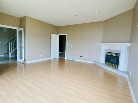 4 Bedroom Family Home in Lakeview Heights (Nov. to March 2025) - Photo 4