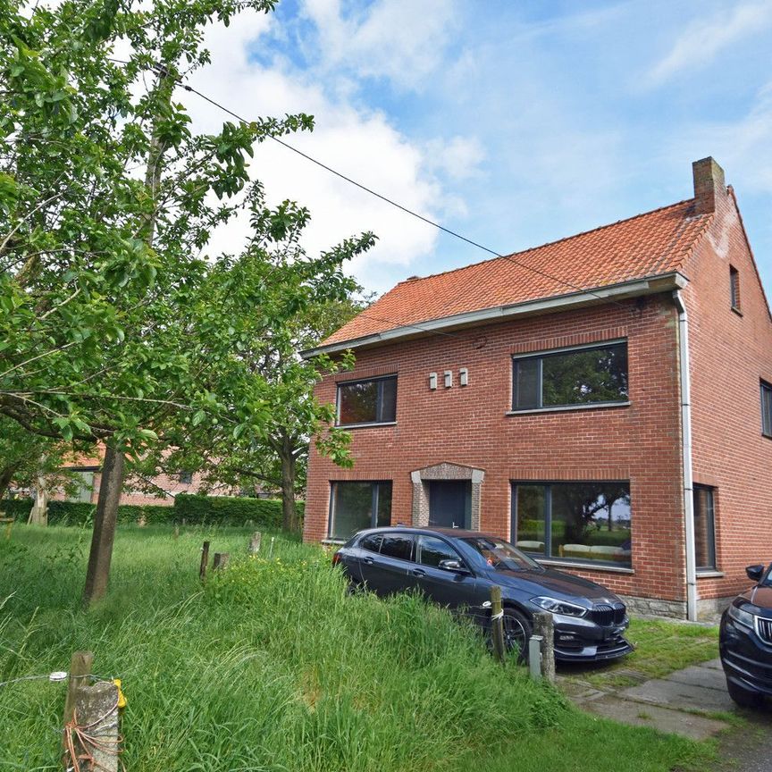 Landelijk gelegen en verrassend ruime woning gelegen te Eeklo! - Photo 1