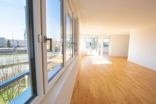 Appartement moderne de 4,5 pièces avec balcon à la gare de Lyss - Photo 1