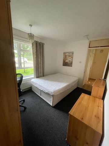 3 bedroom flat to rent - Photo 5