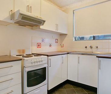 Tidy 2 bedroom unit - Photo 2