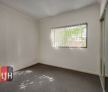 GROUND FLOOR, AIR CONDITIONED 2 BEDROOM UNIT WITH COURTYARD! - Photo 5