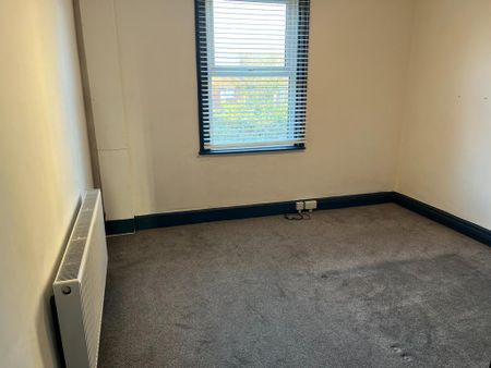 6 bedroom semi-detached house to rent - Photo 3