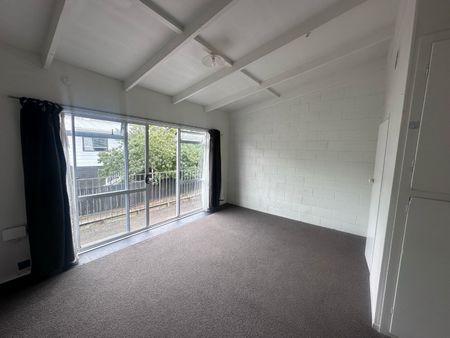 Bedsit Flat - Handy Position - Photo 2