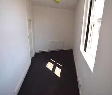 To Let 1 Bed Flat - Photo 4