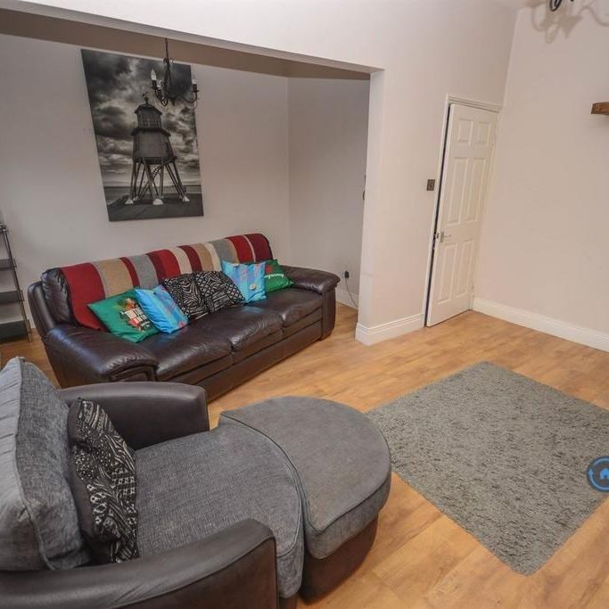 3 bedroom flat to rent - Photo 1
