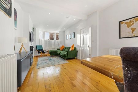 3 Bedroom House - Mid Terrace - Photo 3