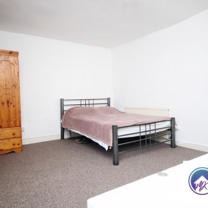 1 Bedroom Room in Flat Share To Rent - Photo 1
