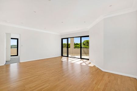 Bright & Spacious Top Floor Apartment - Photo 3