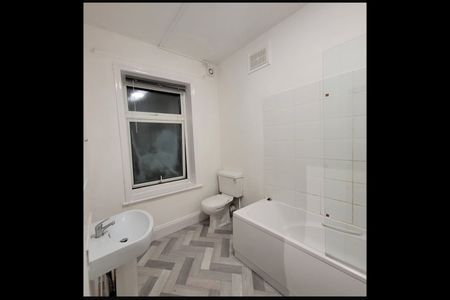 1 Bed Flat, Russell Road, M16 - Photo 2