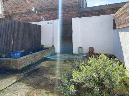 2 bedroom terraced house to rent - Photo 1