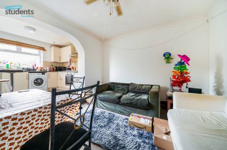 4 bedroom semi-detached house to rent - Photo 2