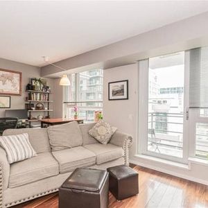 Spacious, Bright 1 Bedroom Downtown - Photo 2