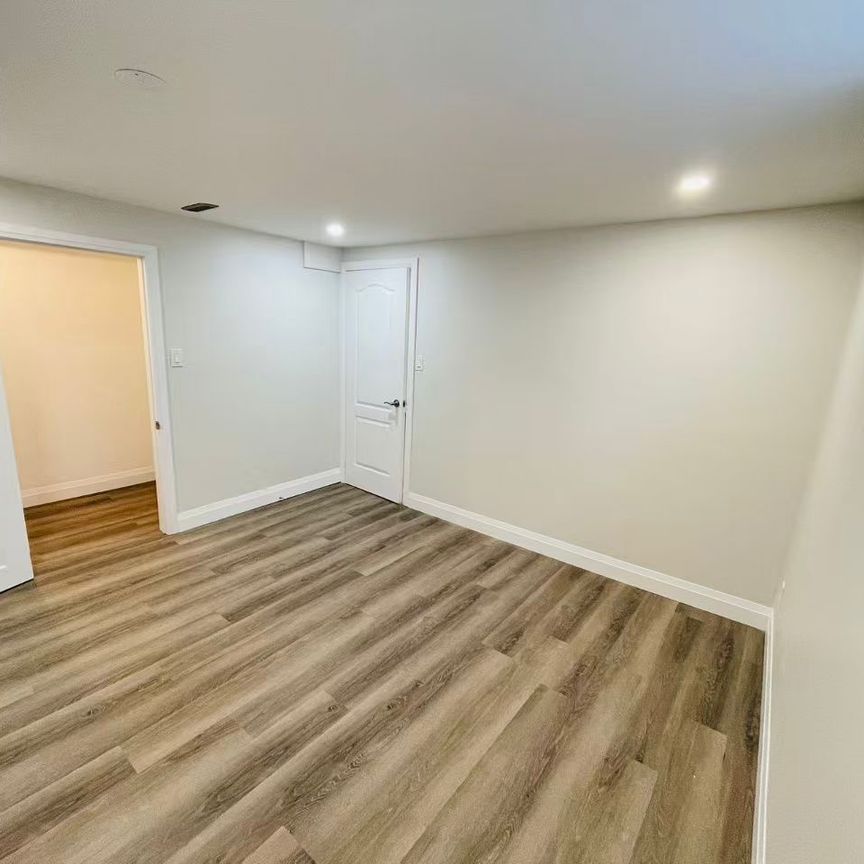 For Lease - 3260 Oakglade Crescent Unit# basement, Mississauga, Ontario - Photo 1