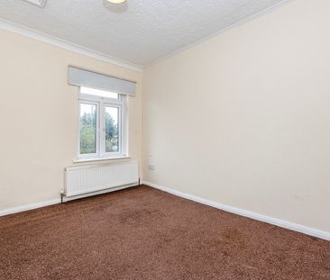 End Of Terrace House to rent - Charles Street, Greenhithe, DA9 - Photo 2