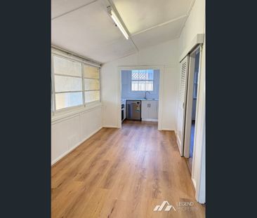 Renovated Character Home 270 m to Station - Photo 6
