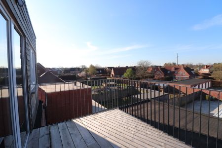 Gerenoveerd duplex-appartement met 3 slaapkamers, terras en autostaanplaats met fietsenberging. - Foto 4