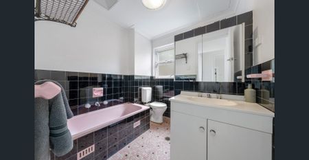 Immaculate spacious apartment boasting stunning ocean views. - Photo 4