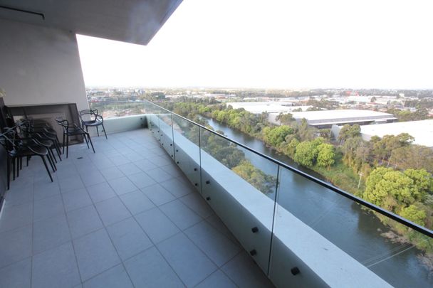 Immaculate 2 Bedroom Overlooking Georges River - Photo 1