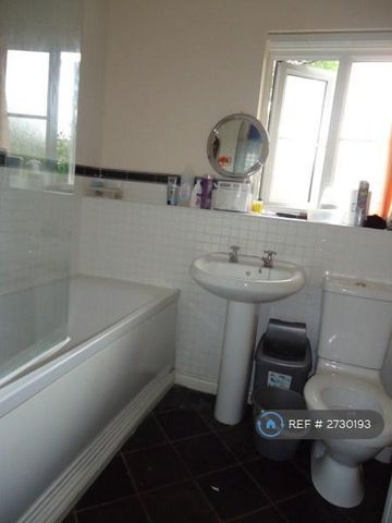 3 bedroom detached house to rent - Photo 4