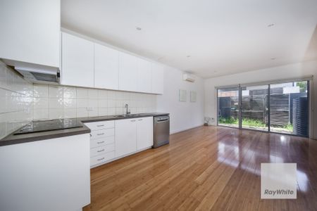 Modern Two-Bedroom Townhouse in Prime Bundoora Location - Photo 4