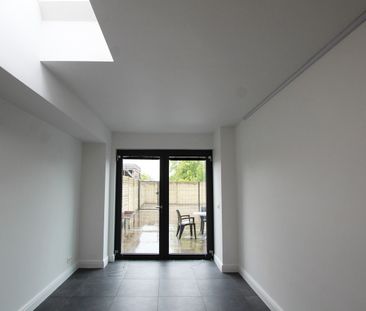 Ruim, gelijkvloers appartement met 2 slaapkamers, terras en een aut... - Foto 1