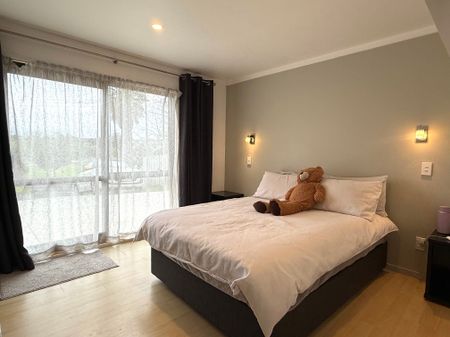 Spacious 3 Bedroom Family Home with Elevated Views Over Waipuna Park - Photo 4