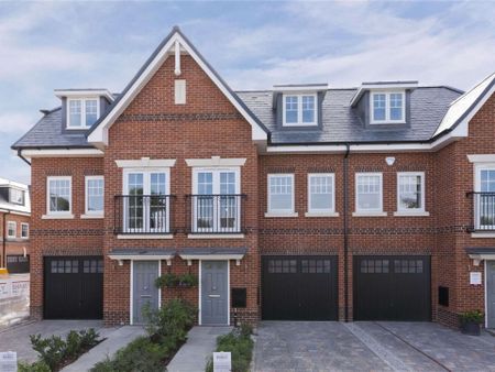 A lovely family home located in a prime Cobham location, within walking distance to the High Street. - Photo 3