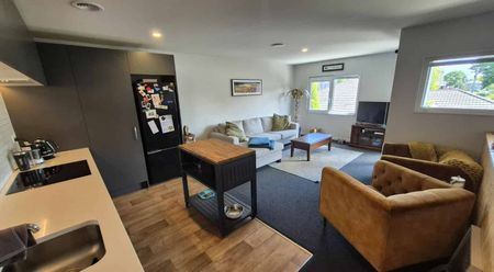 Architecturally designed townhouse - Photo 2