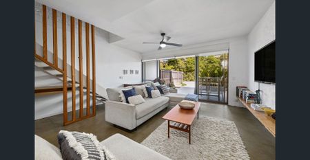 Eclectic Townhouse Opposite National Park - Photo 2