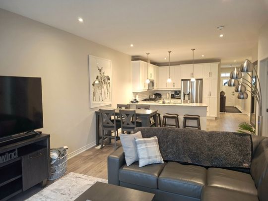 For Lease - 5 McClay Avenue, Grimsby, Ontario - Photo 1