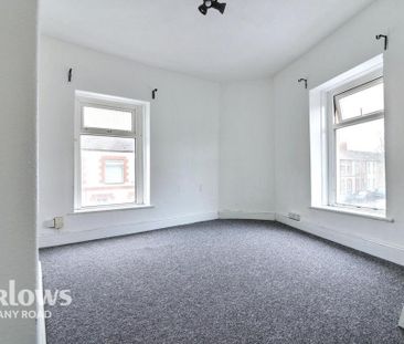 4 bedroom end of terrace house to rent - Photo 2