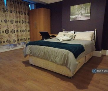 6 bedroom semi-detached house to rent - Photo 4