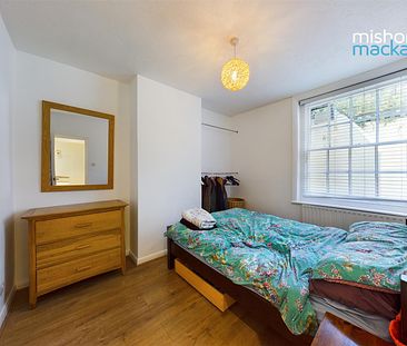Double bedroom patio flat offering spacious rooms. Located in the Seven Dials with Brighton mainline train station close by. Offered to let part furnished. Available now! - Photo 1