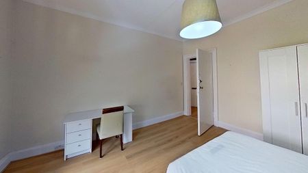 3 bedroom flat to rent - Photo 4