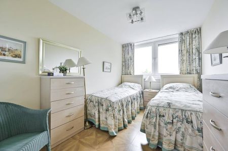 3 bedroom flat to rent - Photo 4