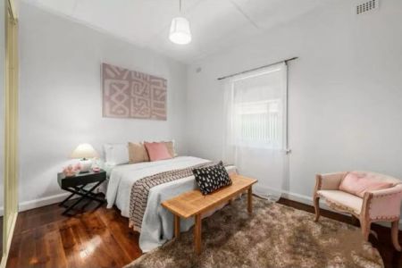Timeless Art Deco Elegance in Prestigious Tusmore - Photo 4