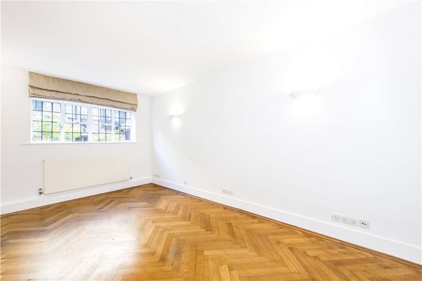 A spacious mews house that offers flexible accommodation in a quiet cul-de-sac just off Thurloe Square. EPC Rating E. - Photo 1