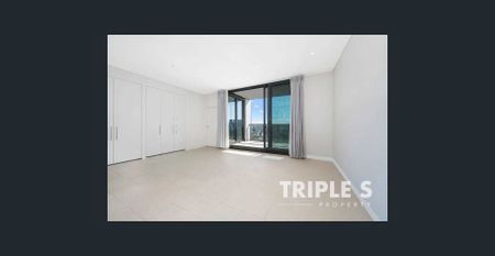 Spacious 2-Bedroom Apartment with Sunset Views in Prime Location - Photo 2