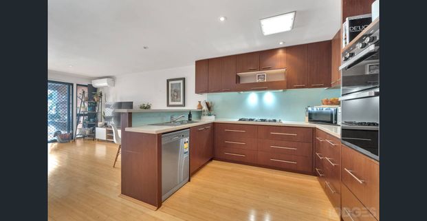 LARGE & SPACIOUS | 3 BEDROOM | CONVENIENT LOCATION - Photo 1