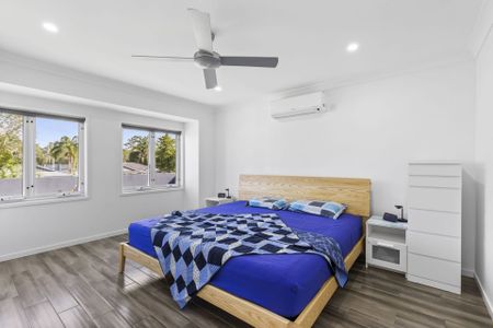 A Sunlit Family Sanctuary with Fresh Upgrades & a Sparkling Pool – Perfect for Summer - Photo 5