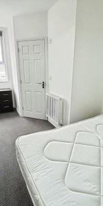 1 bedroom in a flat share to rent - Photo 3