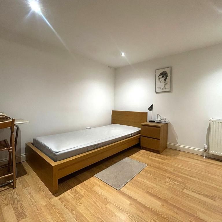 1 bedroom in a house share to rent - Photo 1